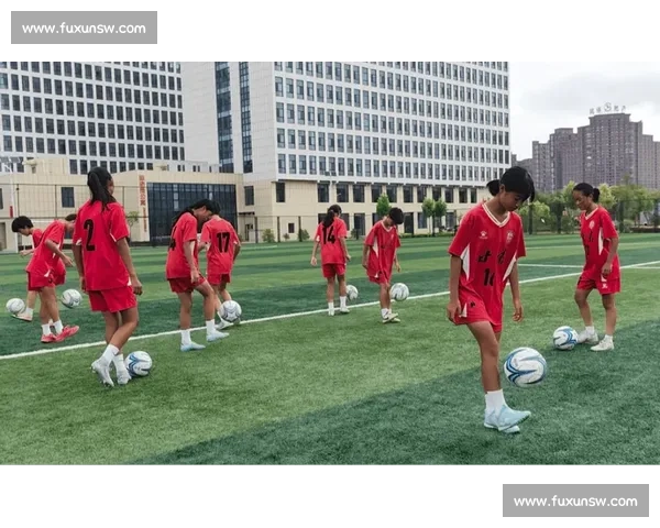 沪疆女足聚首喀什 石榴籽绽团结绿茵梦 沪疆女足聚首喀什 石榴籽绽团结绿茵梦