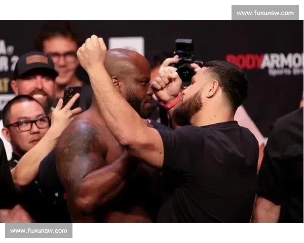 肘击致命！坎农尼尔瞬间击溃布朗森，加冕冠军挑战者